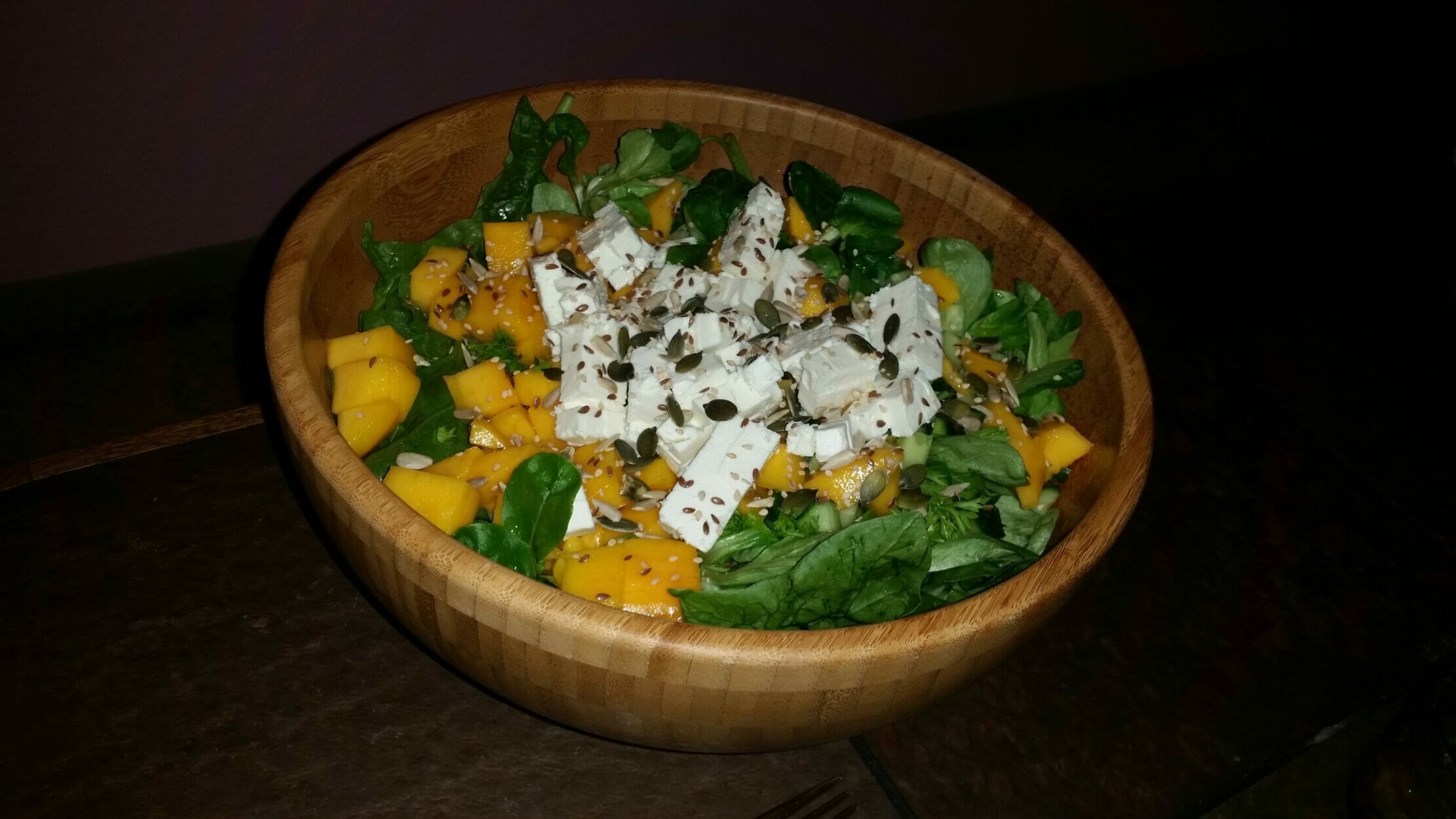 Spinat Salat mit Mango und Feta